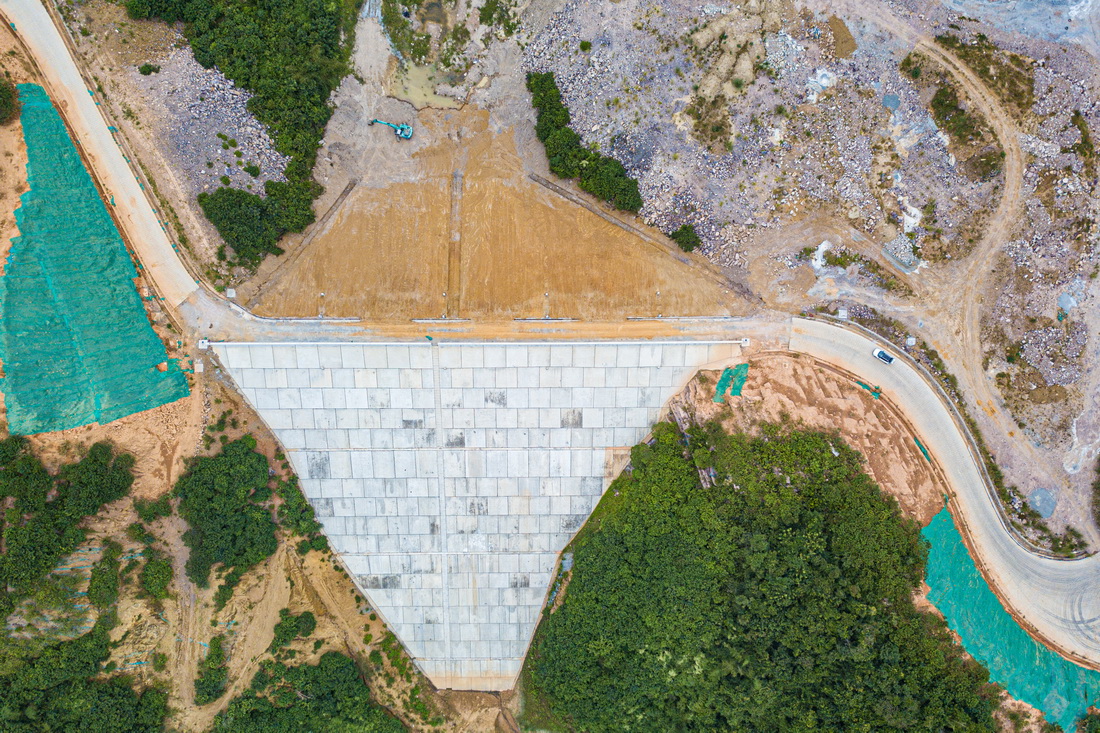 11月7日在海南省儋州市拍攝的天角潭水利樞紐工程的一座副壩（無人機照片）。