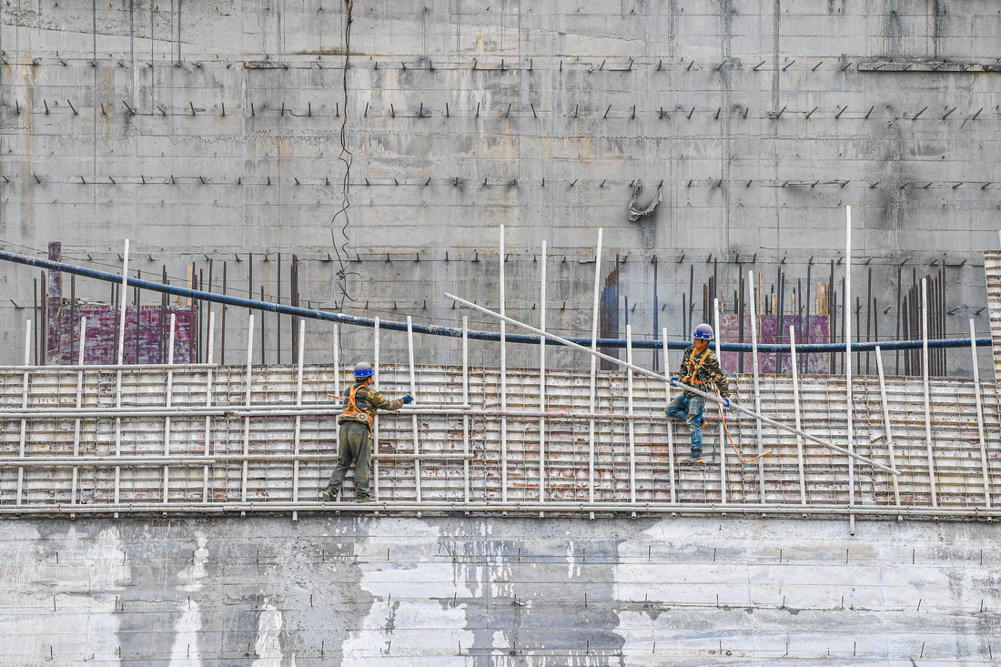 11月7日，施工人員在天角潭水利樞紐工程主壩工作。