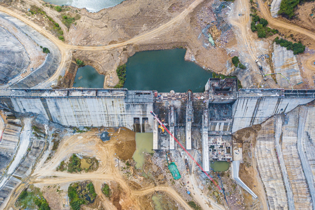 11月7日在海南省儋州市拍攝的天角潭水利樞紐工程主壩（無人機照片）。