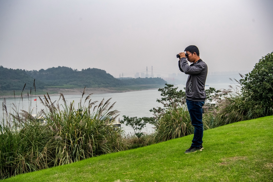 11月4日，高少雄身背攝影器材在島上觀測鳥類。新華社記者 唐奕 攝