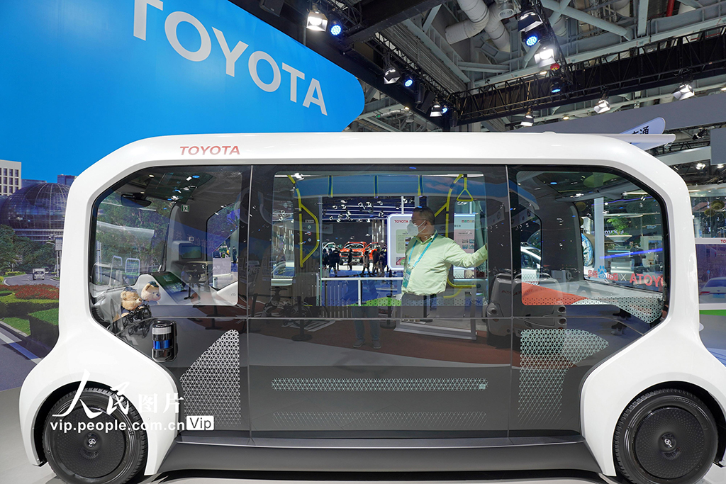 2022年11月7日，观众在第五届进博会上参观丰田e-Palette自动驾驶汽车。