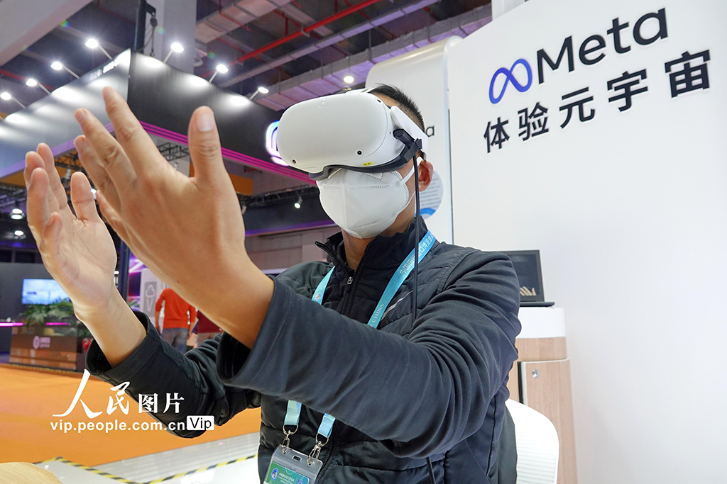 2022年11月7日，观众在第五届进博会Meta展位通过VR设备体验元宇宙。