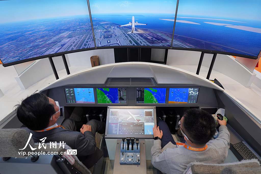 2022年11月7日，观众在第五届进博会霍尼韦尔展位体验飞行模拟器。