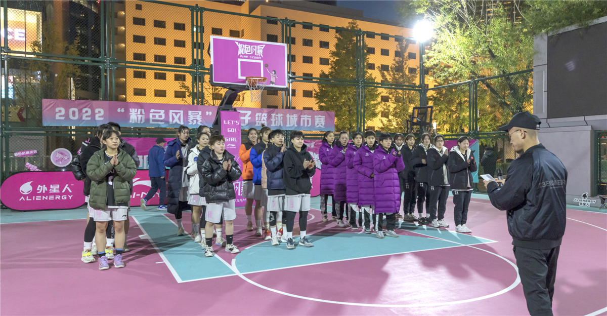 本次比賽匯聚了來自北京大學、清華大學、中國人民大學、北京師范大學、北京工業大學、北京科技大學6所籃球強校的女子球隊。張杰攝