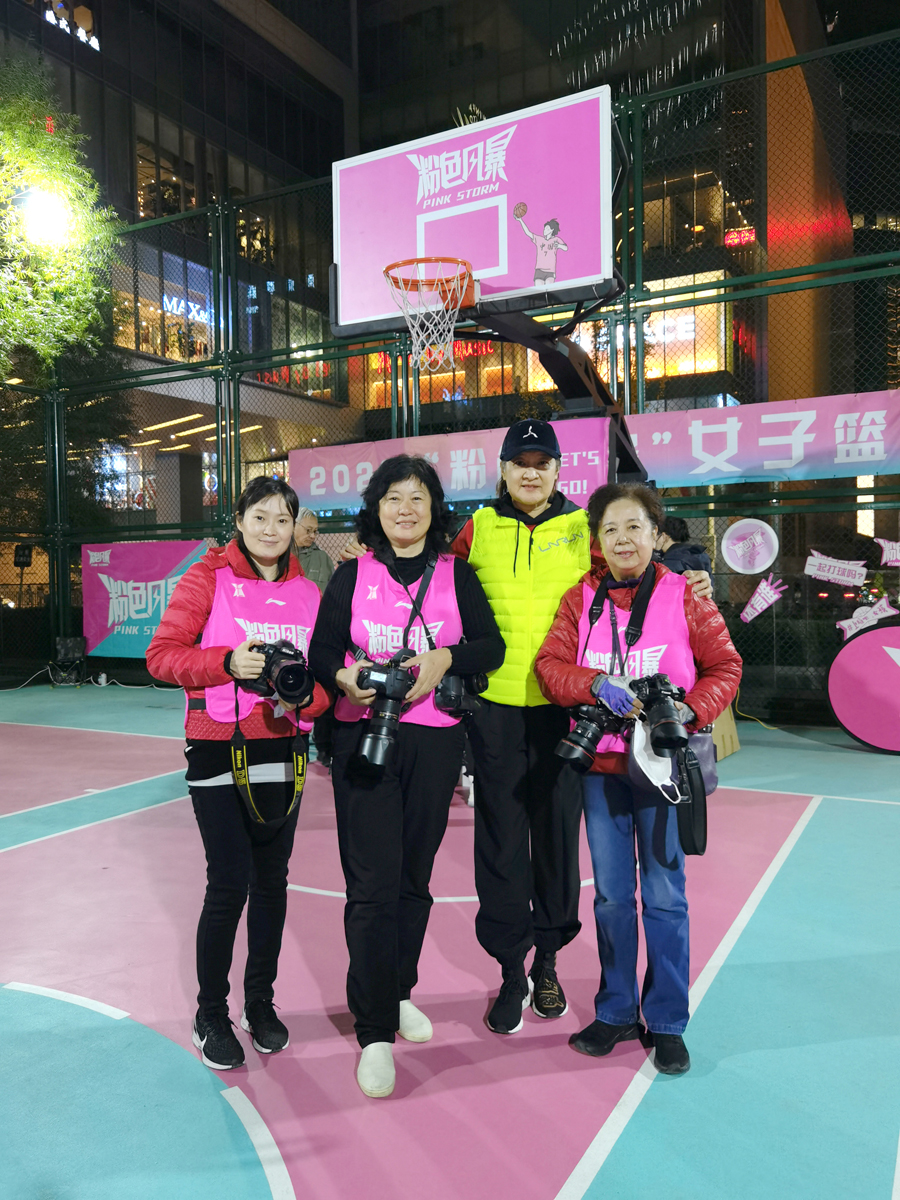 “粉色風暴”賽事創始人宋曉波與女攝影家吳波、張佳敏、張杰在比賽現場。