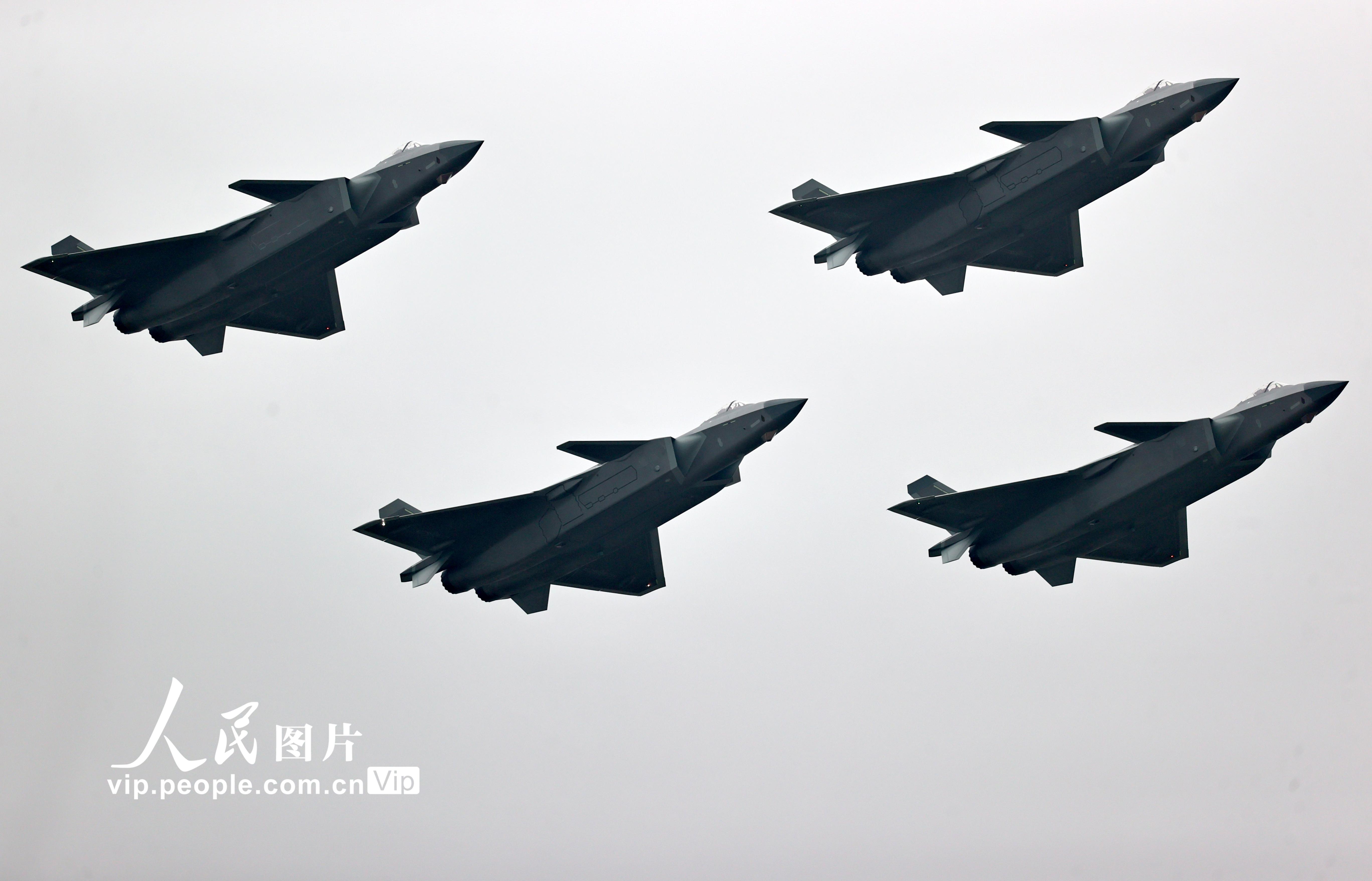 2022年11月8日，第十四届中国航展，4架歼-20飞机组成编队，展示了它强大的机动性和飞机性能。