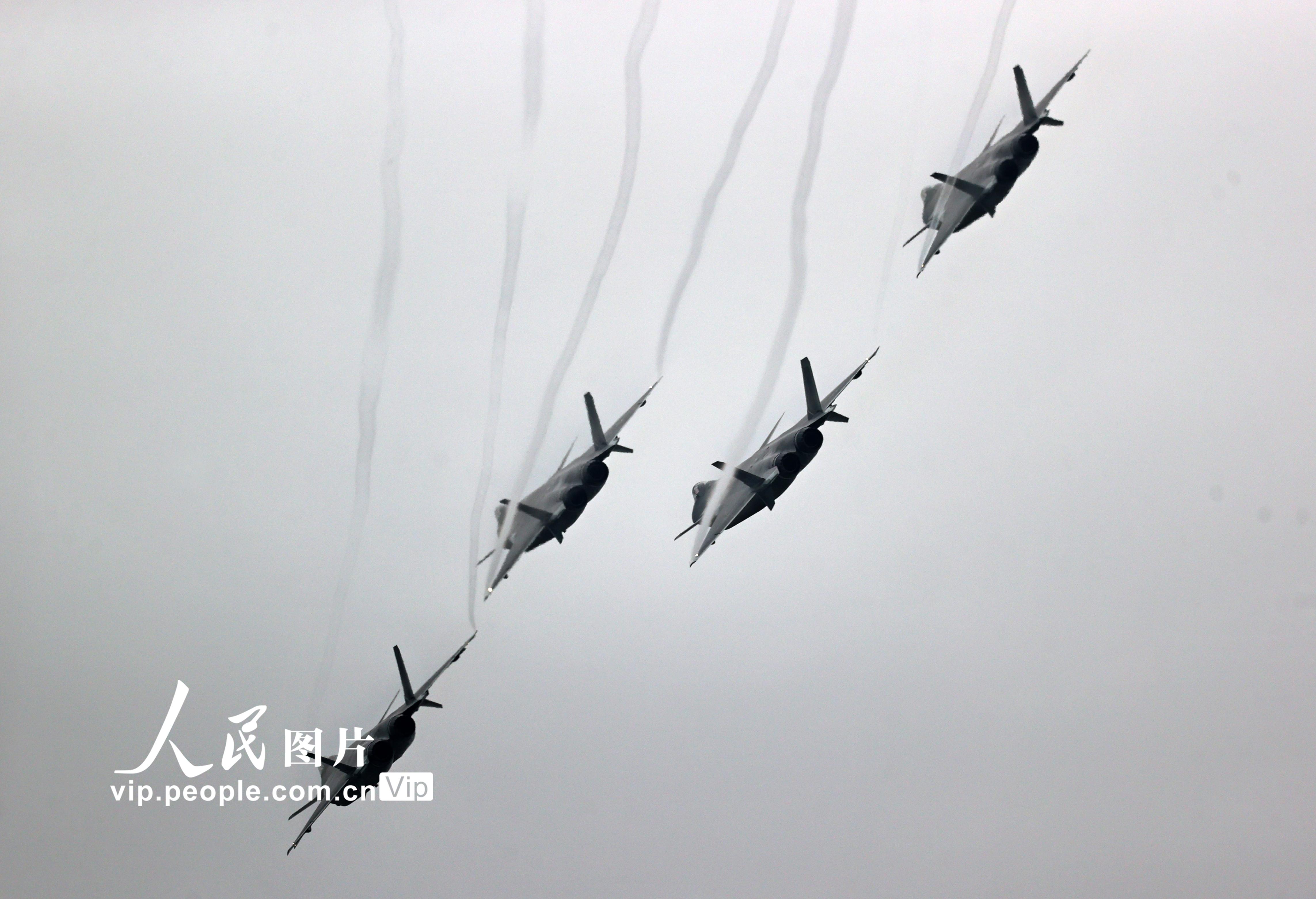 2022年11月8日，第十四届中国航展，4架歼-20飞机组成编队展示了它强大的机动性和飞机性能。