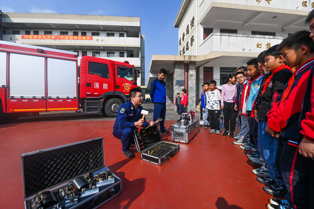 11月8日，东林镇消防队员在给东林小学的学生们讲解各类消防器材的使用知识。