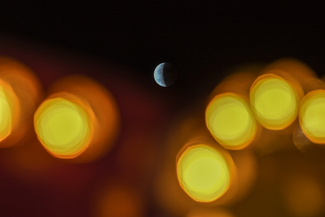 这是11月8日在长春市拍摄的月食景象。新华社记者 张楠 摄
