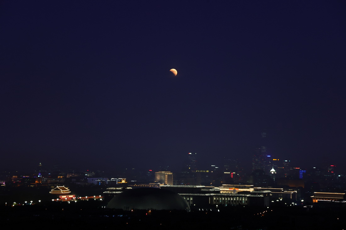 这是11月8日在北京拍摄的月全食。新华社记者 丁旭 摄