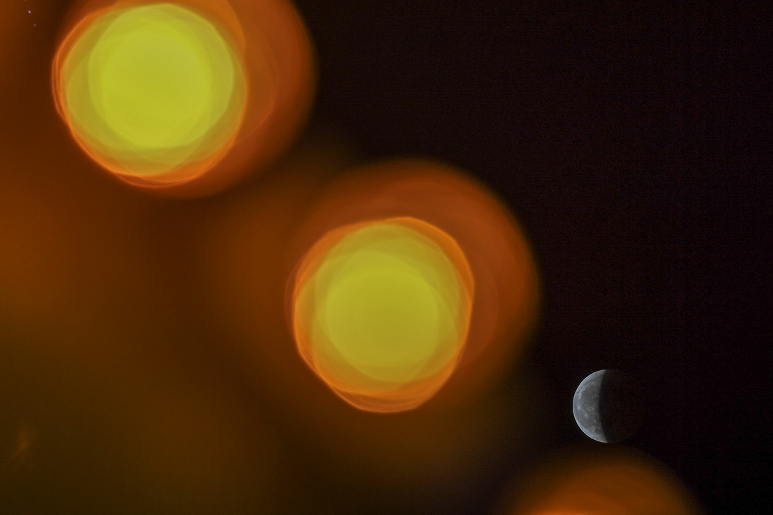 这是11月8日在长春市拍摄的月食景象。新华社记者 张楠 摄