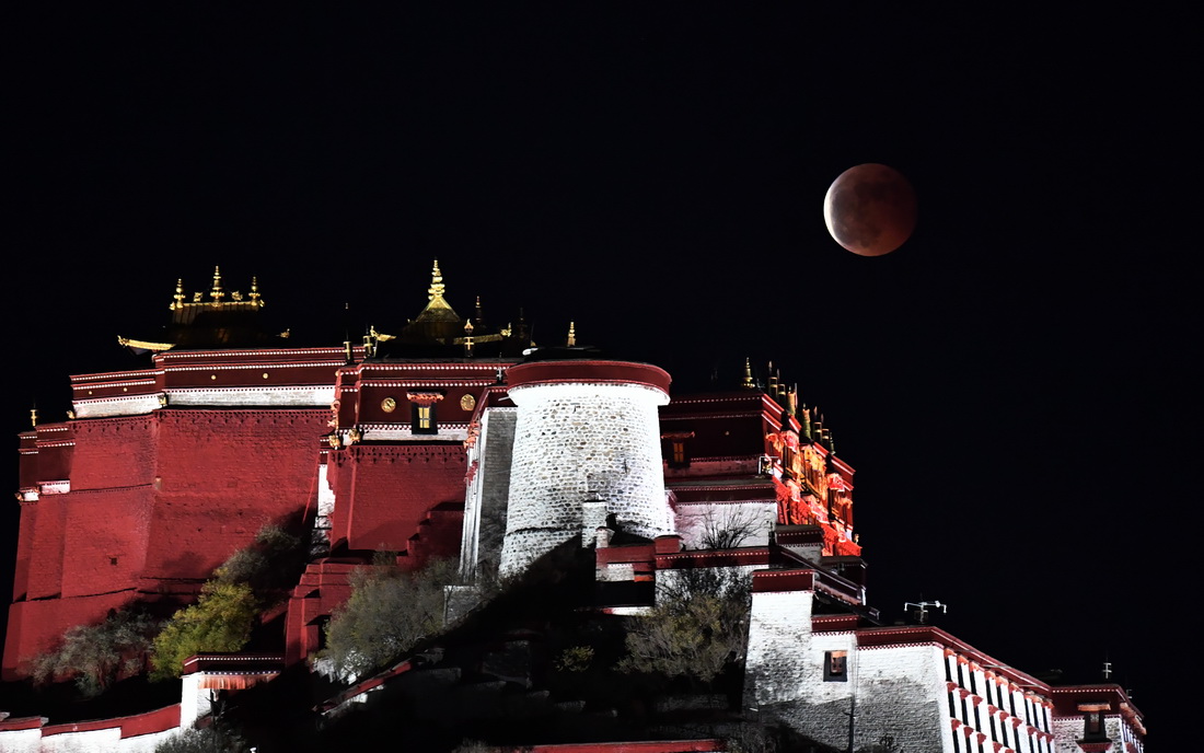这是11月8日在拉萨拍摄的月食。新华社记者 觉果 摄