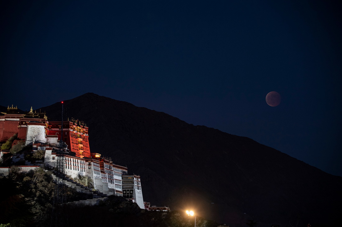 这是11月8日在拉萨拍摄的月食。新华社记者 孙非 摄