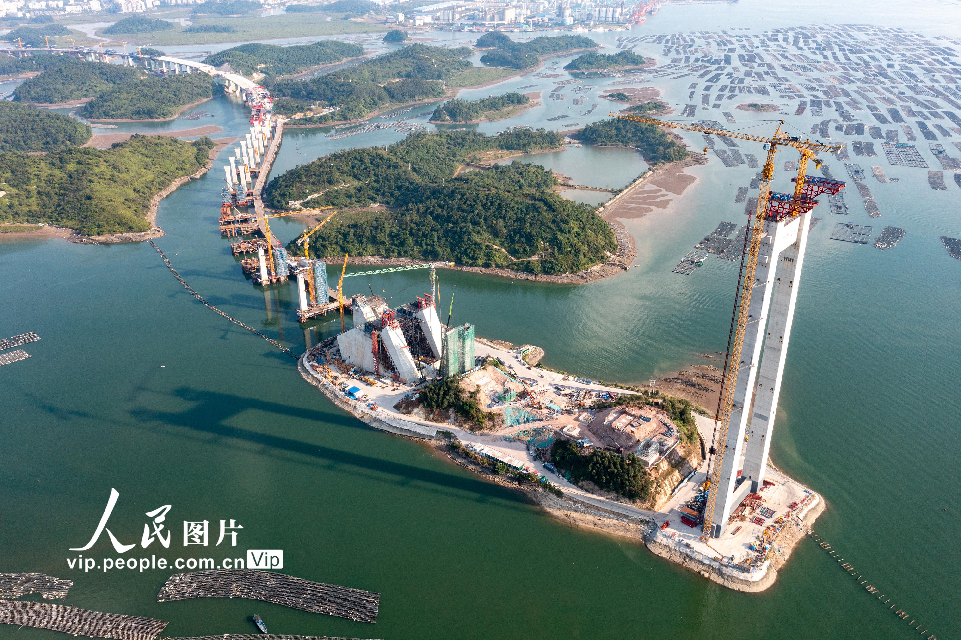 广西钦州：龙门大桥建设忙