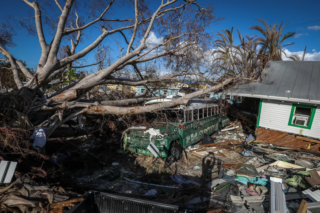 这是11月7日在美国佛罗里达州迈尔斯堡海滩拍摄的飓风“伊恩”过后的景象。