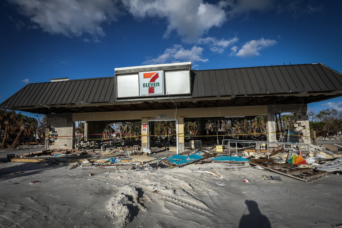 这是11月7日在美国佛罗里达州迈尔斯堡海滩附近拍摄的飓风“伊恩”过后的便利店建筑。