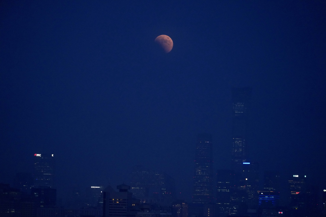 这是11月8日在北京拍摄的月食。新华社记者 杜涓涓 摄