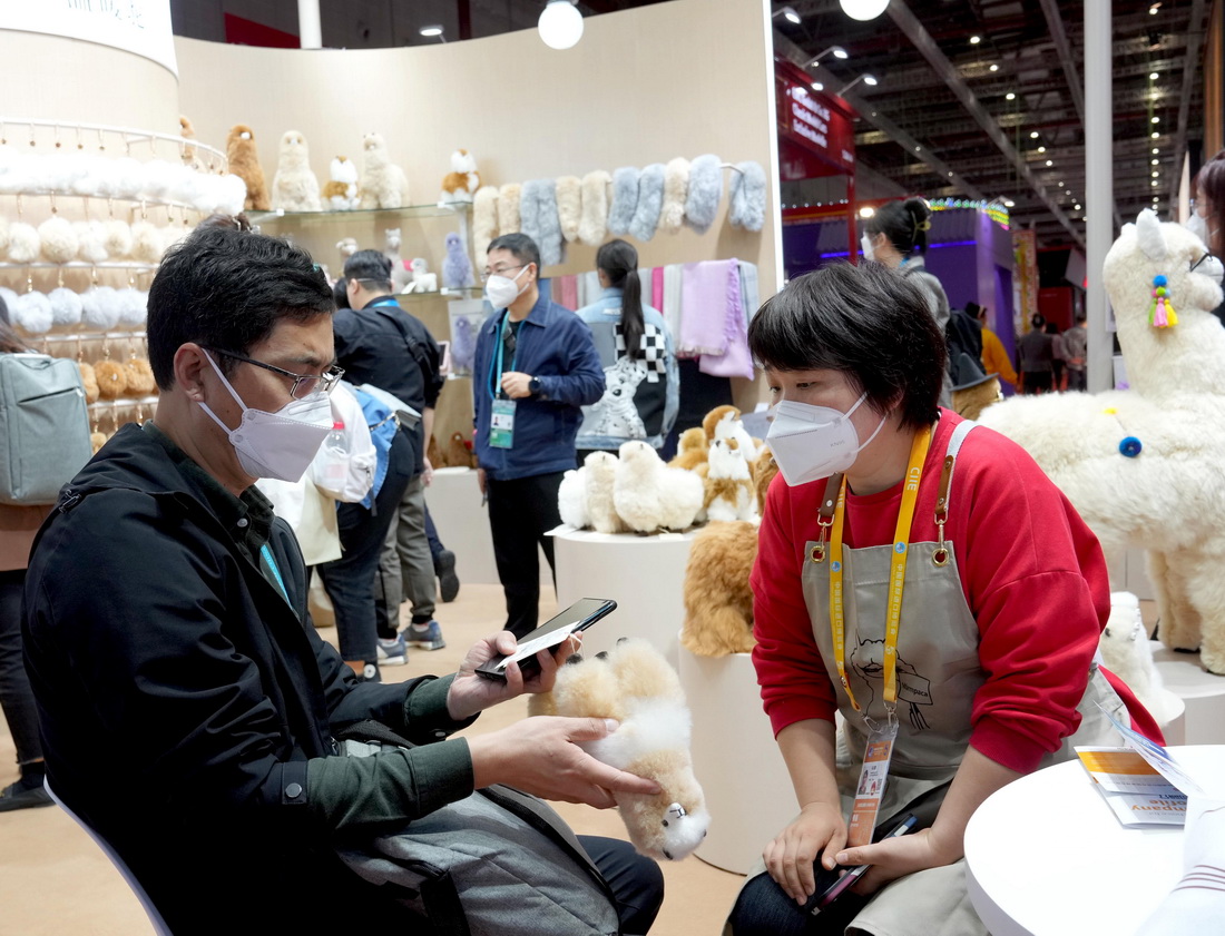 11月8日，馬玉霞（前右）在第五屆進博會“溫暖駝”展台與客商交流。新華社記者 劉穎 攝