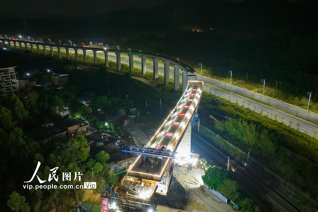 廣東清遠：磁浮長隆特大橋跨京廣鐵路連續梁成功轉體