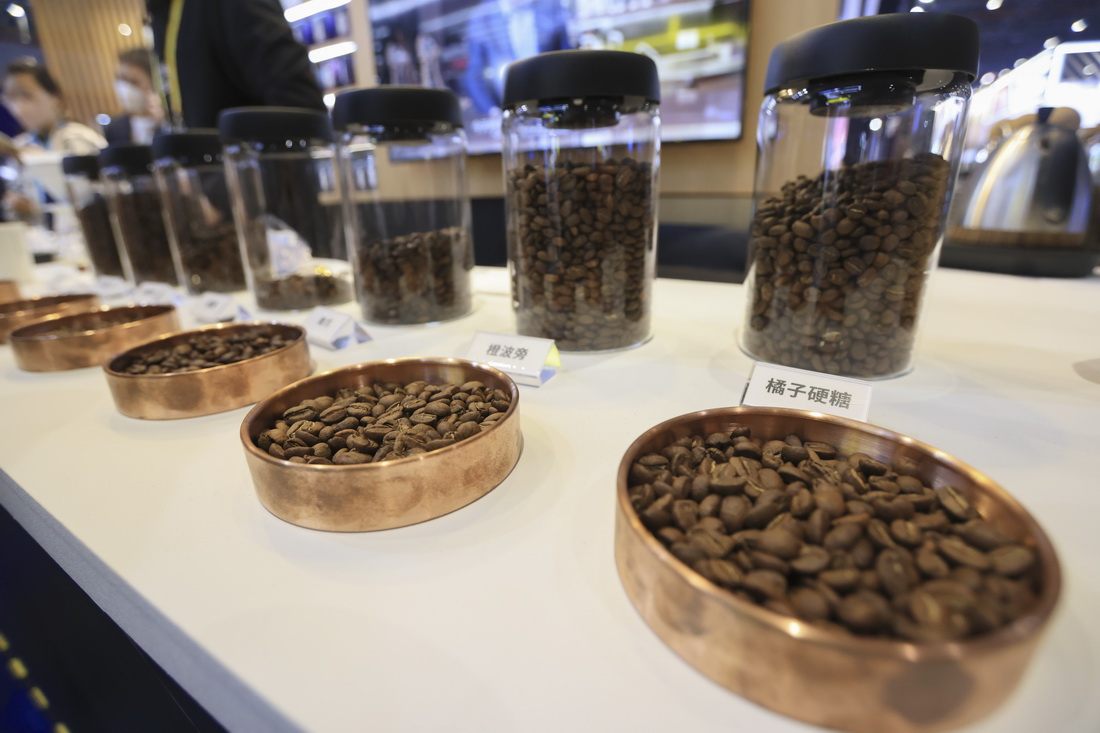 11月9日在第五屆進博會食品及農產品展區麥隆咖啡展台拍攝的咖啡豆。新華社記者 李京 攝