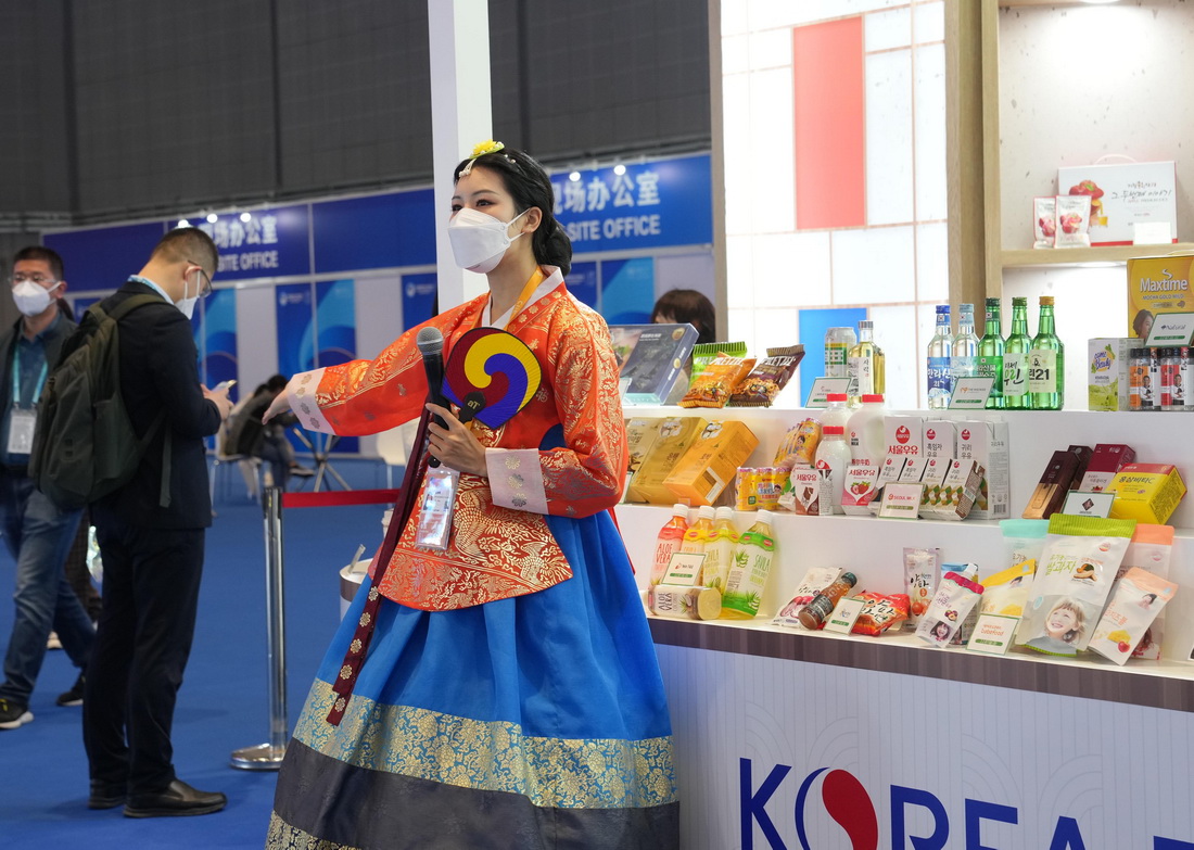 11月7日，第五屆進博會韓國食品展台工作人員在現場接待觀眾。新華社記者 劉穎 攝