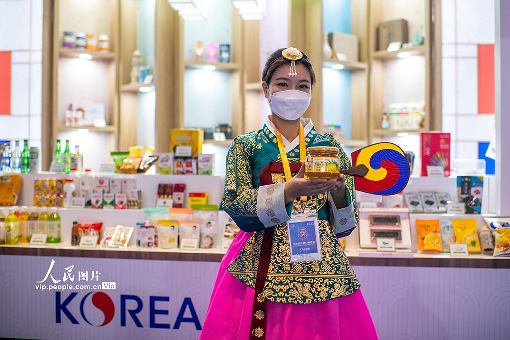 11月9日，在第五屆進博會食品及農產品展區，身穿韓服的參展商工作人員正在推介韓國食品。