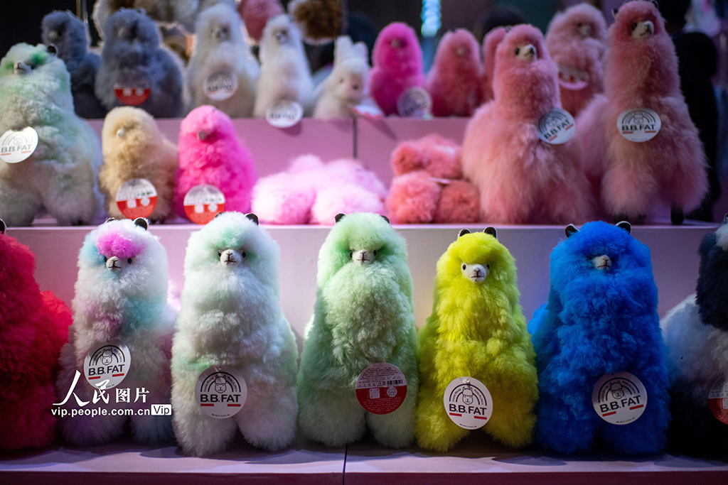 11月9日，在第五屆進博會消費品展區，來自秘魯的羊駝玩具惹人愛。