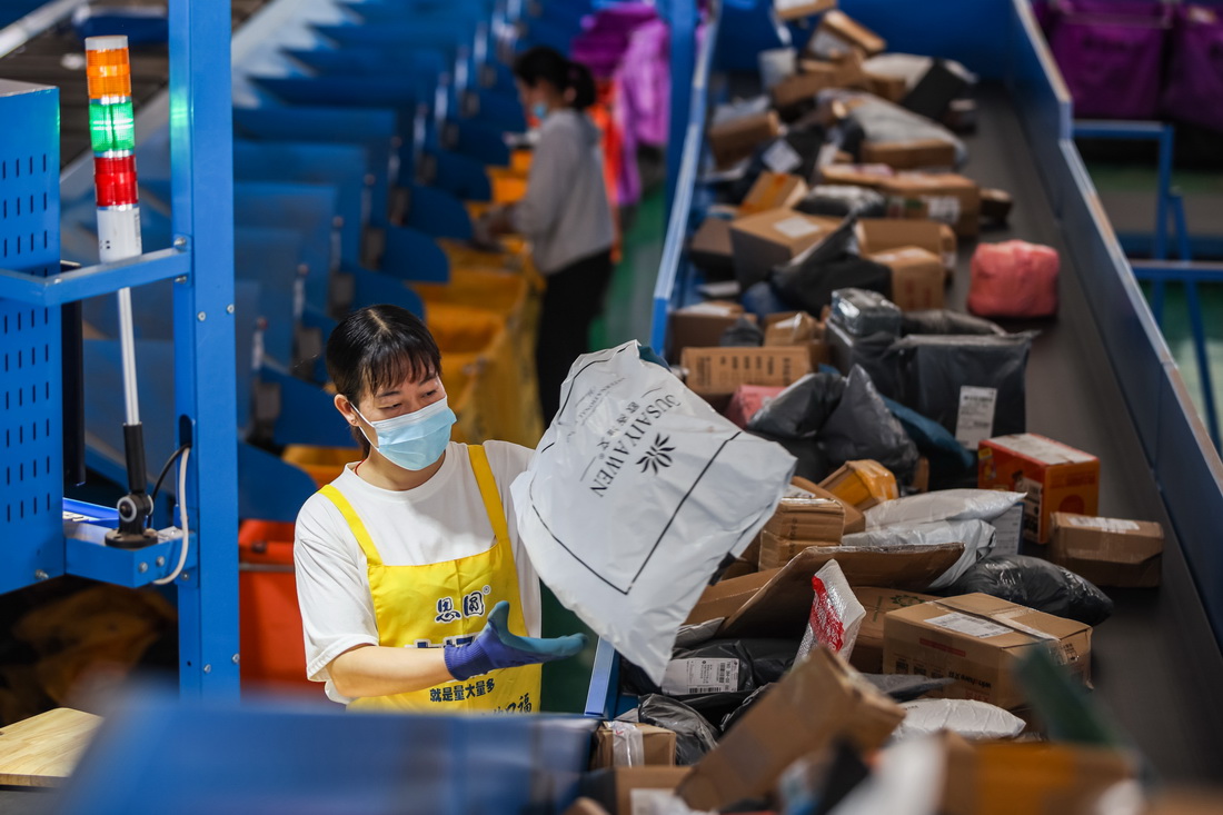 11月10日，在湖南省永州市藍山縣一家物流企業，工作人員在分揀快遞。新華社發（彭華 攝）