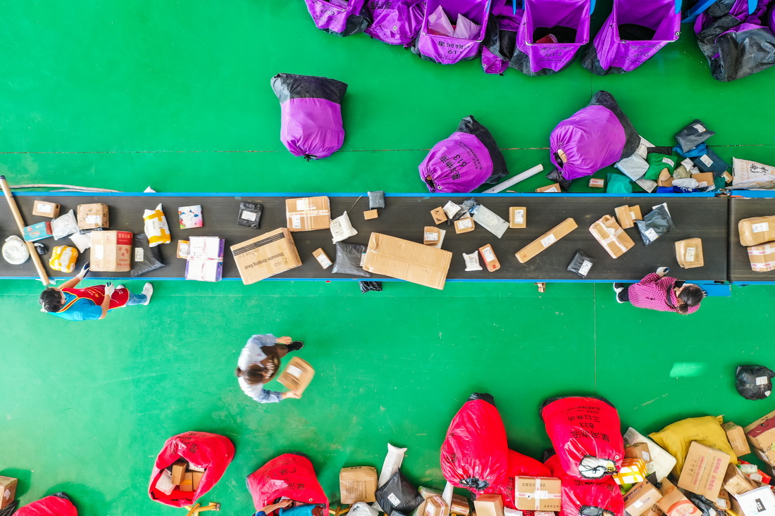 11月10日，在湖南省永州市藍山縣一家物流企業，工作人員在分揀快遞（無人機照片）。新華社發（彭華 攝）
