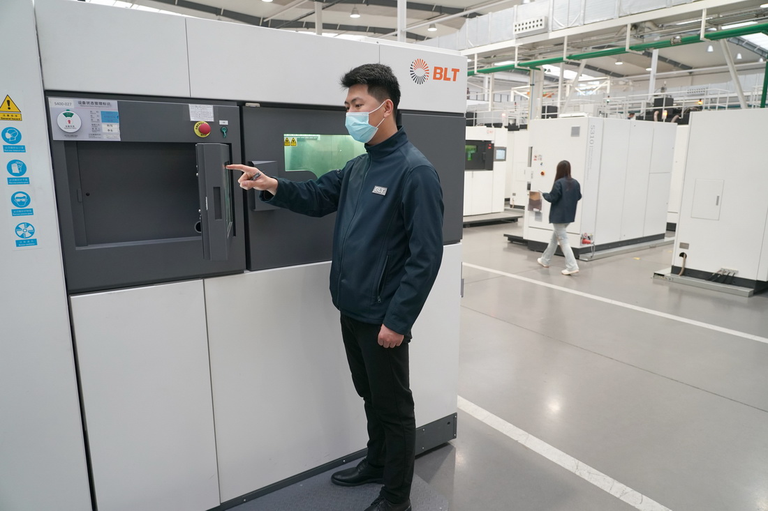 11月8日，工人在位於西安高新區的鉑力特金屬增材制造智能工廠項目車間內操作3D打印設備。