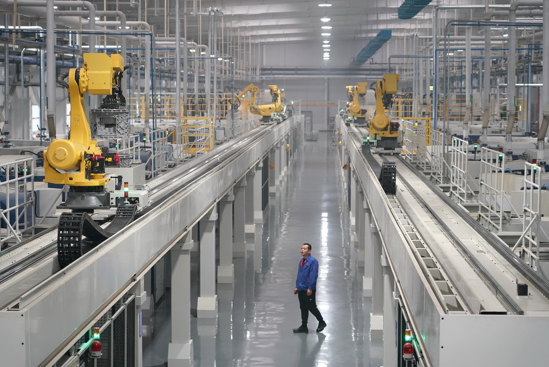 11月9日，工人在位於西安高新區的法士特高智新工廠項目車間內查看零件數字化生產線運行狀況。