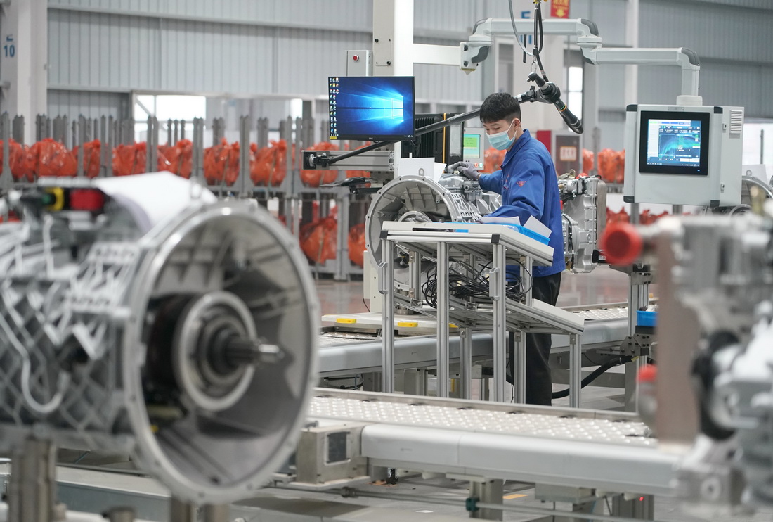 11月9日，工人在位於西安高新區的法士特高智新工廠項目車間內檢測變速器成品。