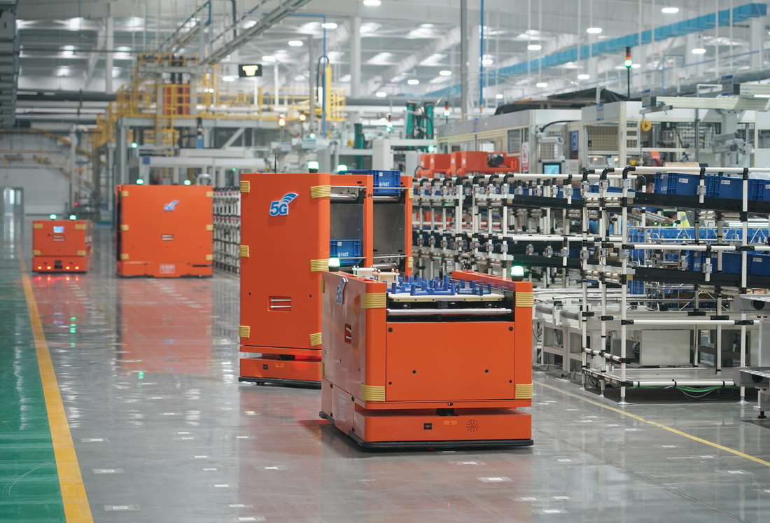 11月9日，智能搬運機器人在位於西安高新區的法士特高智新工廠項目車間內運輸物料。