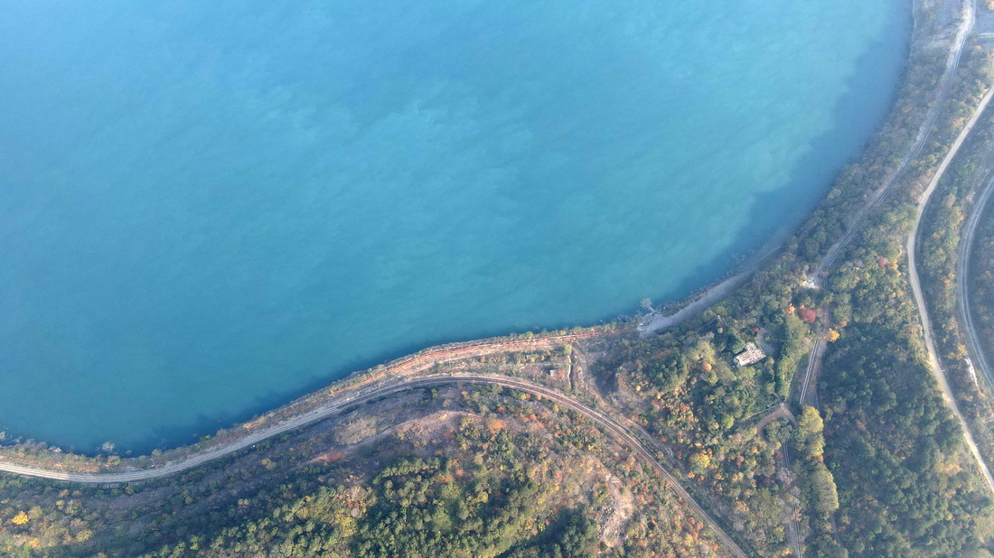 這是生態修復后的向山鎮凹山採場（11月8日攝，無人機照片）。新華社記者 杜宇 攝