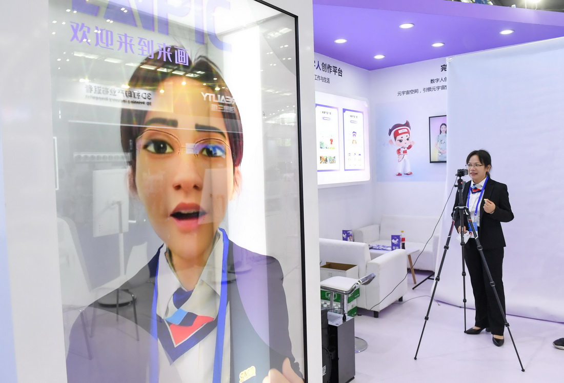 11月15日，在第二十四屆中國國際高新技術成果交易會上，參觀者在展台體驗AI“換臉”。