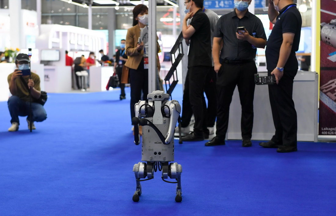 11月15日，在第二十四屆中國國際高新技術成果交易會上，杭州一家公司的機器狗在進行性能展示。