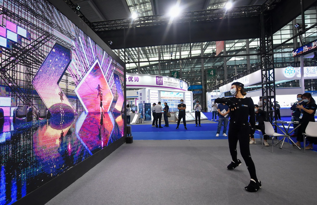 11月15日，在第二十四屆中國國際高新技術成果交易會上，一家科技公司的工作人員展示光學動作捕捉技術。