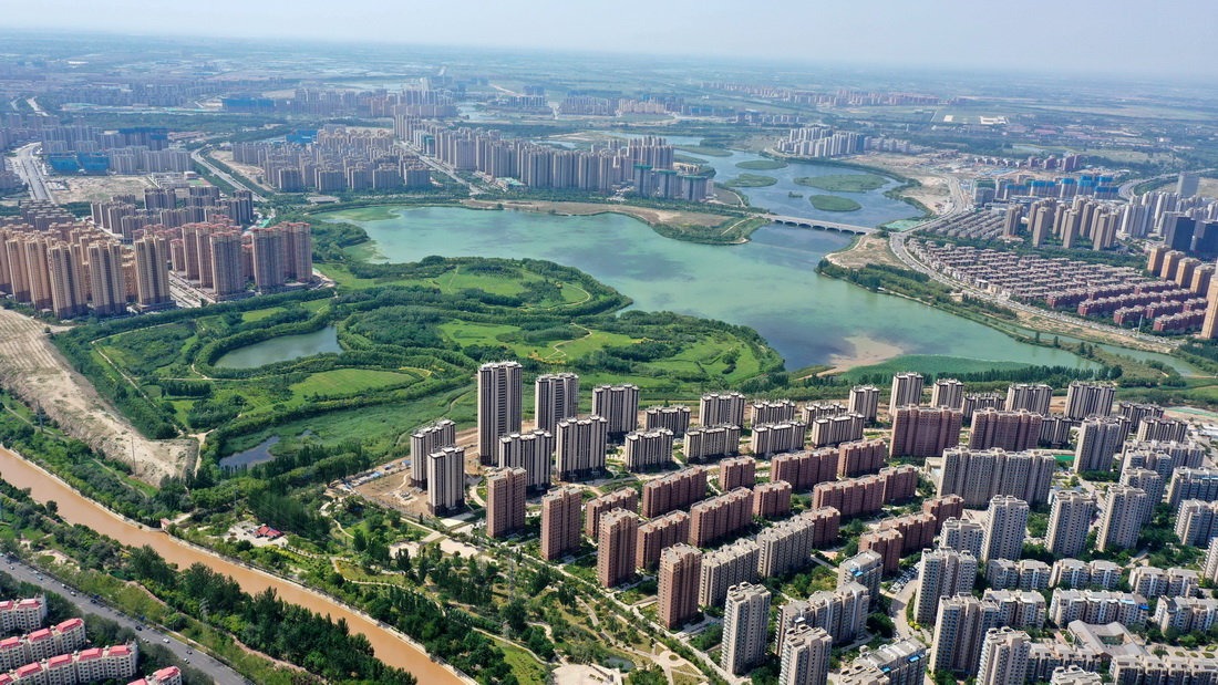 寧夏銀川市寶湖國家城市濕地公園（2022年8月7日攝，無人機照片）。 新華社記者 王鵬 攝