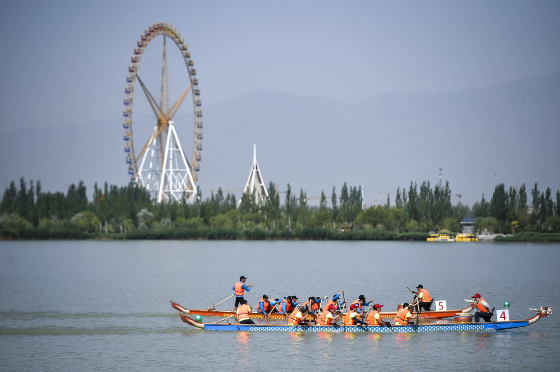 市民在寧夏銀川市閱海國家濕地公園參加龍舟比賽（2019年6月5日攝）。 新華社記者 馮開華 攝