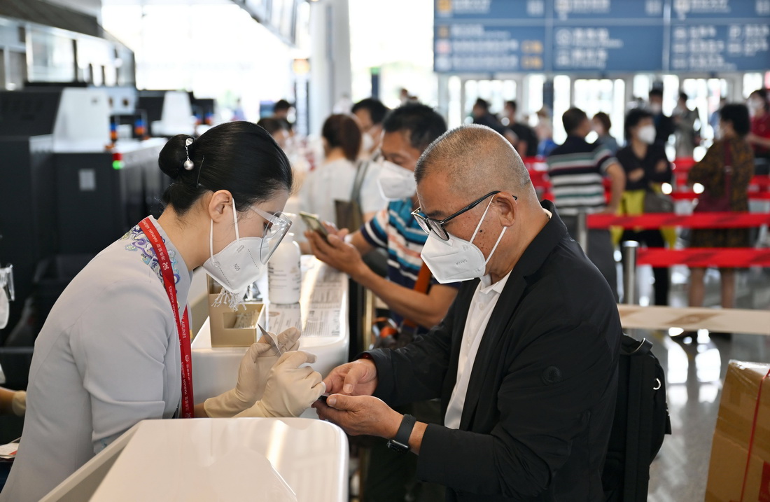 11月16日，准備乘坐海航班機前往香港的旅客在海口美蘭國際機場辦理登機手續。
