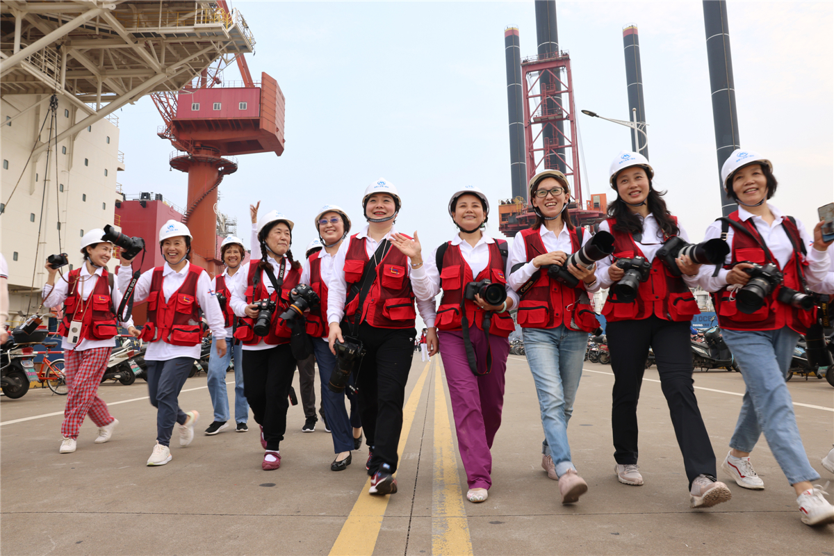2021年5月24日，在第九屆中國女攝影家協會會員作品展暨女攝影家再次走進南通攝影採風活動中，女攝影人在海門船廠參觀拍攝。沈玲攝