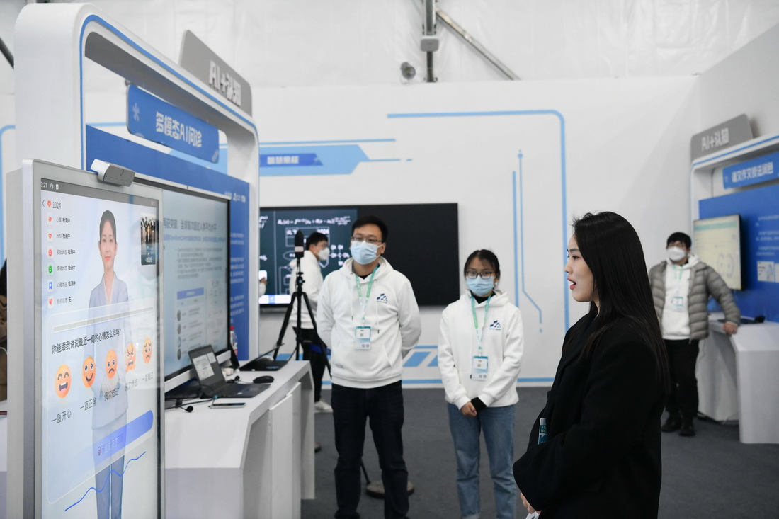 11月17日，工作人員在演示“多模態AI問診”產品。 新華社記者 朱青 攝