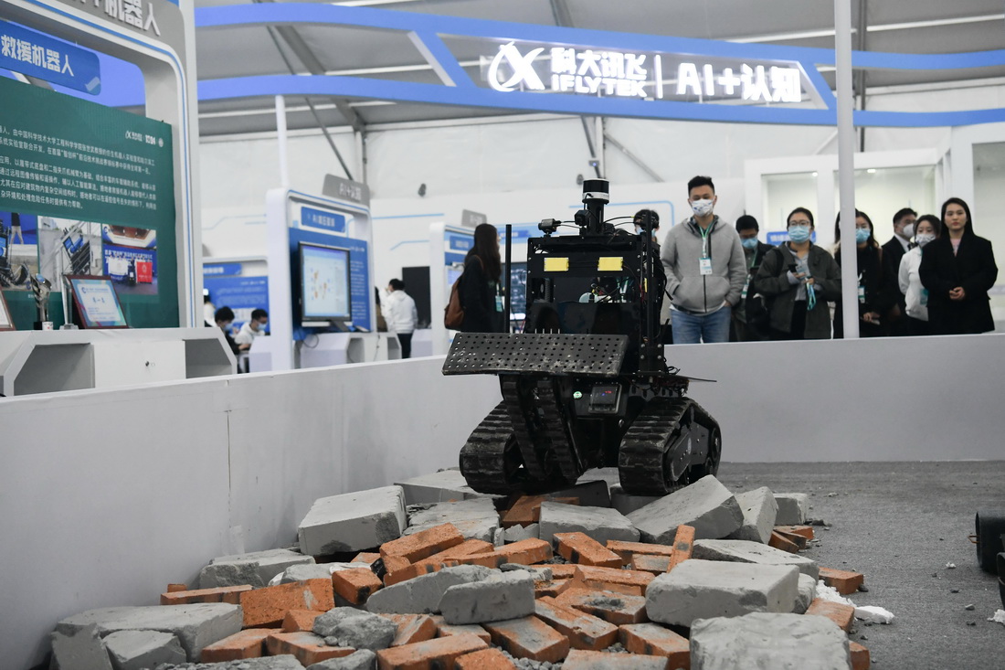這是活動現場展出的一款救援機器人（11月17日攝）。 新華社記者 張端 攝