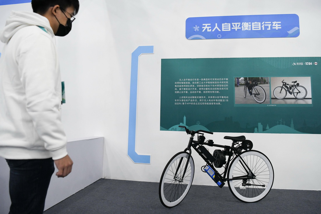 這是活動現場展出的一款無人自平衡自行車（11月17日攝）。 新華社記者 張端 攝