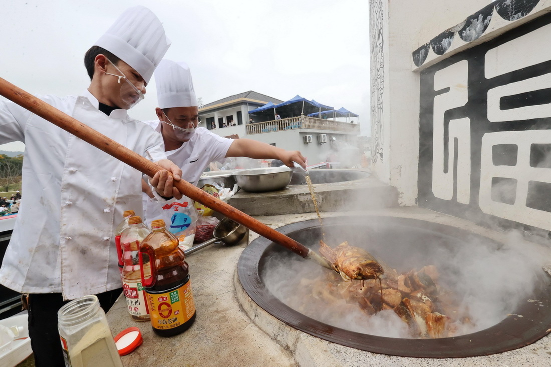 11月19日，廚師在現場烹飪當地特色的魚湯飯。
