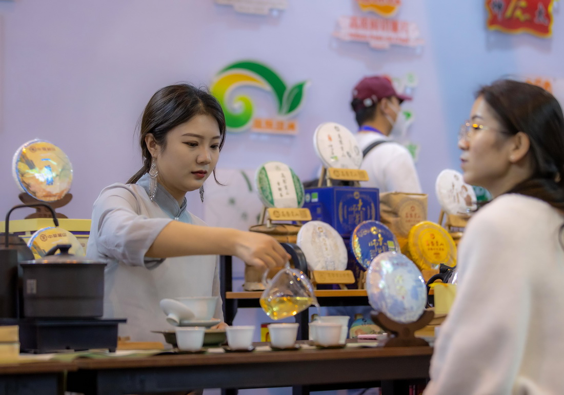 11月19日，茶藝師在南博會現場展示茶葉產品。