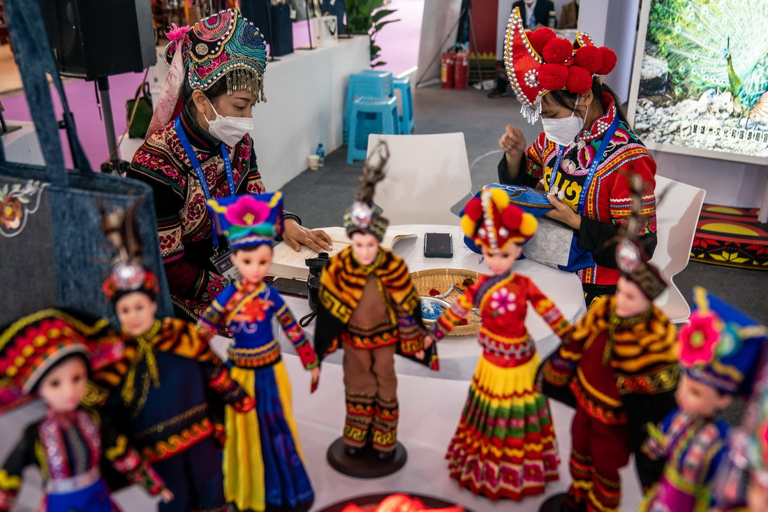 11月19日，南博會楚雄展區的參展商在現場展示彝繡技藝。新華社記者 胡超 攝