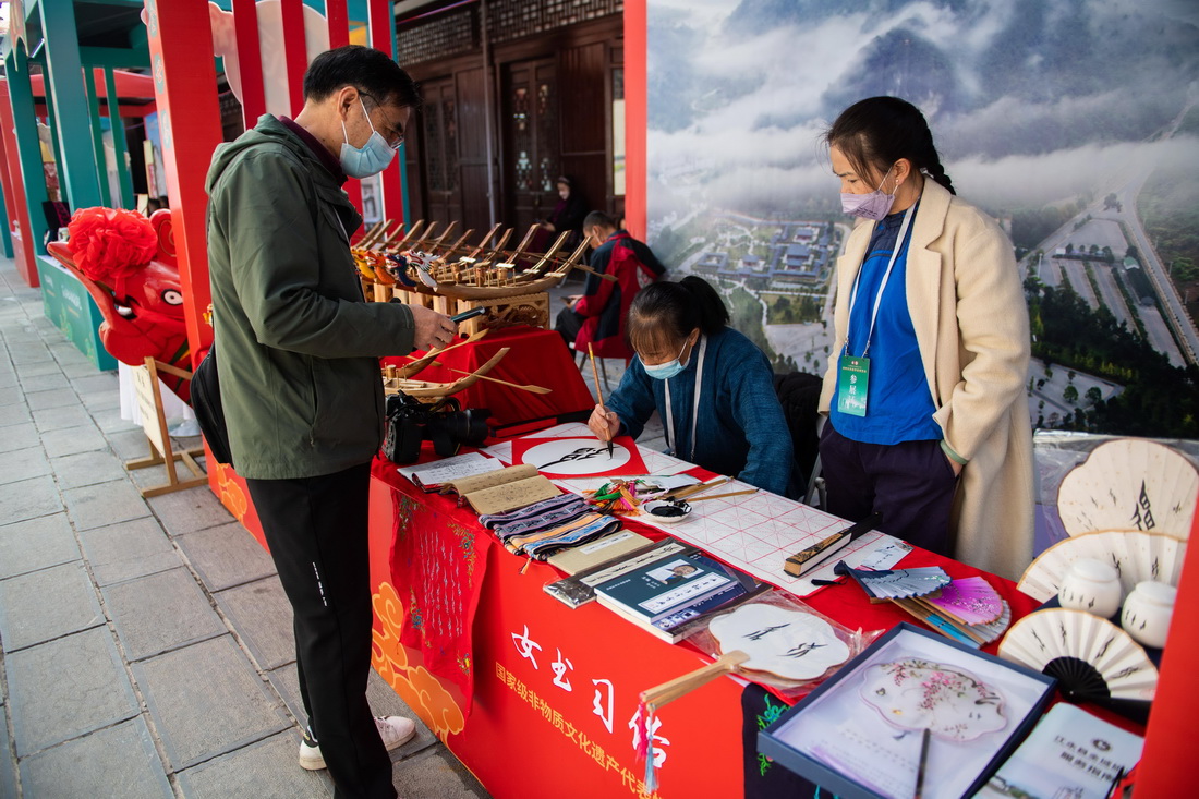 11月19日，非遺傳承人在張家界大庸古城湖南首屆非遺博覽會現場展示女書習俗。