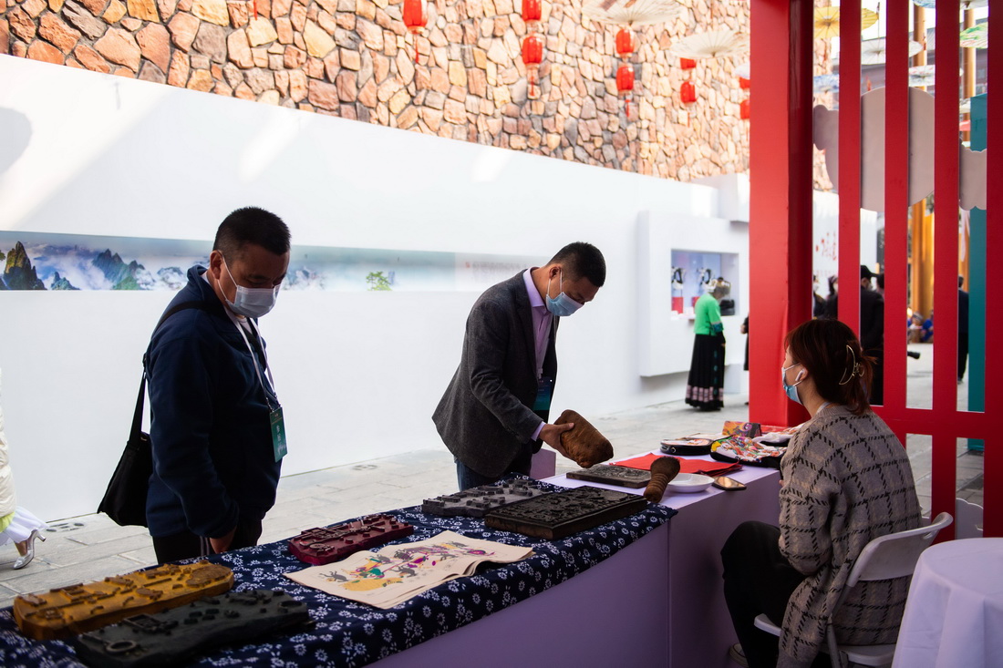 11月19日，游客在張家界大庸古城湖南首屆非遺博覽會現場挑選非遺商品。