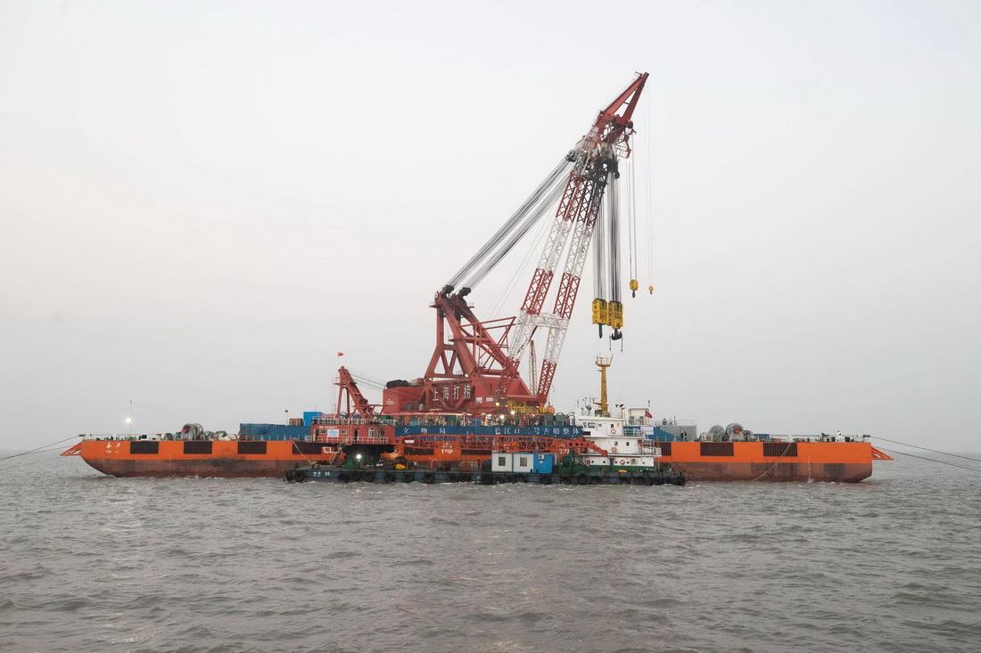 11月20日拍攝的長江口二號古船整體打撈出水施工現場。 新華社記者 金立旺 攝